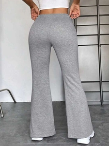 Vue arrière du legging évasé gris à taille haute montrant le tissu en maille extensible