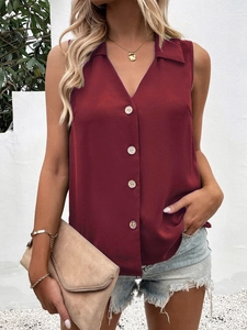 Détail du haut en mousseline bordeaux sans manches avec boutons texturés et style décontracté