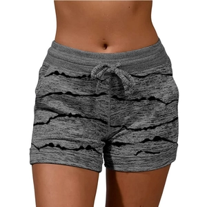 Détail du short de sport gris avec taille élastique à cordon et ourlet retroussé