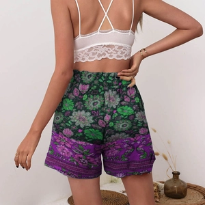 Dettaglio di pantaloncini boho con stampa floreale e vita elastica pieghettata etnica