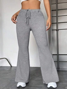 Détail du pantalon de yoga évasé gris à taille haute avec cordon et poches latérales
