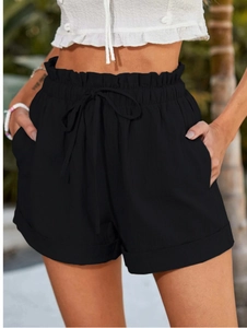 Détail de short noir à taille froncée avec cordon de serrage et ourlet à revers