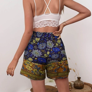 Dettaglio della vita alta elastica e della stampa floreale etnica degli shorts boho