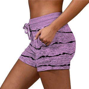 Détail du short de yoga violet chiné avec poches latérales et taille élastique à cordon