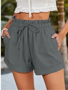 Détail de short gris à taille paperbag avec cordon de serrage et ourlet revers