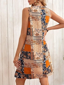 Vue détaillée du motif patchwork bohème sur la robe d'été trapèze sans manches