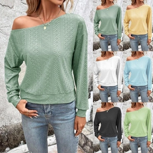 Vue détaillée des textures en maille ajourée et plusieurs options de couleurs vives pour femmes