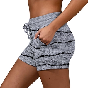 Détails du short de yoga gris rayé avec taille élastique à cordon et poches latérales