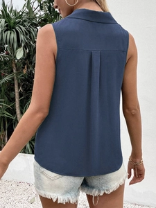 Détail du pli d'aisance au dos d'un chemisier sans manches en mousseline bleu foncé pour femme