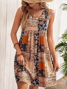 Détail d'une robe courte bohème sans manches avec motif floral orange et col rond élégant