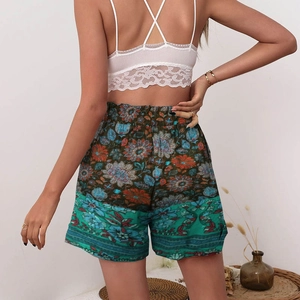 Dettaglio di pantaloncini a vita alta con stampa etnica, motivi boho e vita elasticizzata