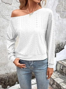 Détail du haut en tricot blanc à épaules dénudées avec texture géométrique creuse