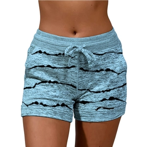 Détail du short de yoga bleu clair avec imprimé à vagues et cordon de serrage réglable