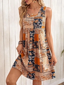 Vue détaillée d'une robe courte sans manches style bohème aux motifs paisley et fleuris