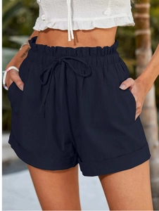 Détail du short paperbag bleu marine à taille haute avec cordon et ourlet replié