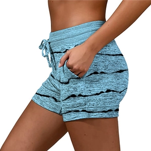Détail du short de yoga bleu avec cordon, motifs ondulés et poches latérales