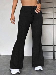 Détail du pantalon de sport évasé noir à taille haute avec cordon et poches latérales