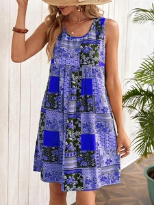 Détail d'une robe d'été sans manches avec imprimés floraux violets, carreaux et plis chic