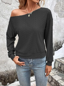 Détail du haut gris foncé à épaule dénudée avec texture délicate en broderie anglaise