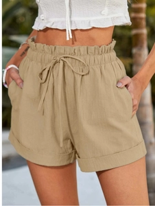 Détail du short kaki avec taille paperbag, cordon de serrage et ourlet retroussé