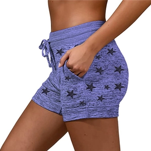 Détail du short de yoga violet à étoiles avec taille élastique et cordon de serrage