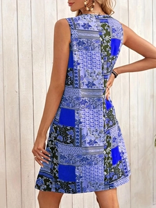 Vue arrière détaillée d'une mini robe sans manches avec imprimés floraux et paisley bleus