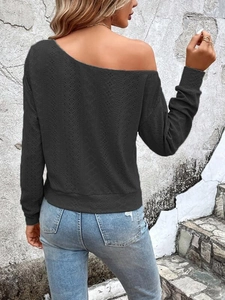 Détail du haut gris anthracite à épaules dénudées avec texture ajourée et tissu doux
