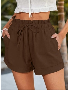 Détail d'un short marron foncé à taille haute avec cordon de serrage et poches latérales