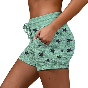 Détail du short de yoga vert menthe avec imprimé étoiles et taille élastique à cordon