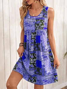 Détail d'une robe trapèze sans manches avec buste plissé et motif vintage bleu et violet