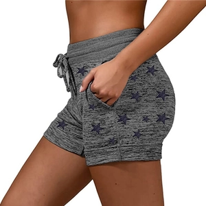 Détail de short de yoga gris à motif étoiles avec taille élastique et cordon de serrage
