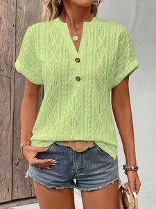 T-shirt da donna in maglia verde chiaro con scollo a V, trama a rombi e bottoni eleganti