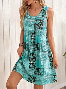 Détail d'une robe sans manches trapèze avec imprimé floral ethnique et jupe plissée