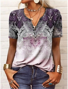 Γυναικείο T-shirt με V λαιμόκοψη και μωβ paisley ντεγκραντέ σχέδιο με κουμπιά