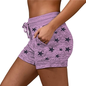 Vue détaillée du short de yoga violet avec imprimé d'étoiles et taille à cordon réglable