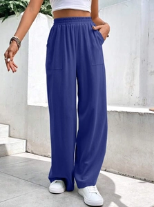 Dettaglio dei pantaloni casual blu scuro a gamba larga con vita elastica da donna