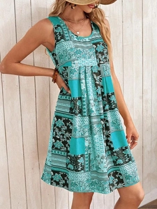 Gros plan d'une robe d'été sans manches avec imprimé floral patchwork et tissu léger