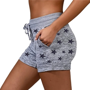 Détail du short de yoga gris chiné avec cordon élastique et motifs d'étoiles sombres
