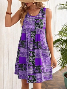 Détail d'une robe courte sans manches style bohème avec imprimé floral violet et vert