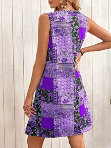 Détail de l'imprimé floral bohème violet et coupe sans manches de la robe d'été trapèze