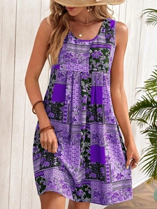 Détail de la robe bohème imprimée violette avec motifs floraux et texture de jupe plissée