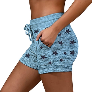 Vue détaillée du short de yoga bleu clair avec imprimé étoiles et cordon de serrage