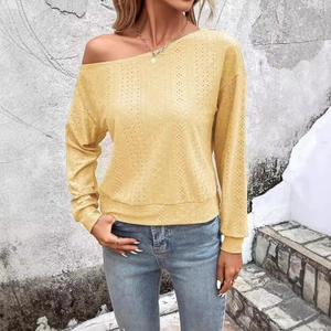 Haut en maille ajourée jaune clair à épaules dénudées pour femmes avec un jean