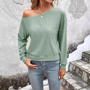 Haut à manches longues dénudé en maille ajourée assorti à un jean pour un style décontracté