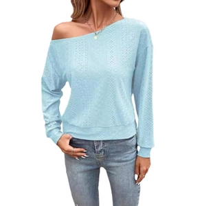 Élégant haut bleu clair à épaules dénudées et manches longues avec broderie anglaise