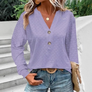 Damen Langarmshirt in Lavendel mit V-Ausschnitt, Ösenmuster und dekorativen Knöpfen