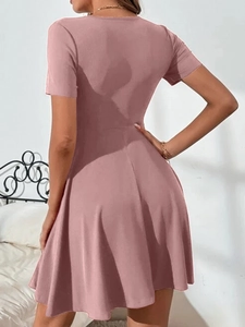Vue arrière d'une robe courte rose à manches courtes en maille côtelée ajustée