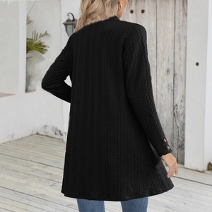 Damen Strickjacke in Schwarz mit strukturiertem Stoff und goldenen Knöpfen am Ärmel