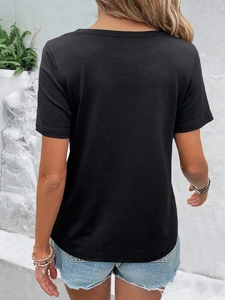 Vista posteriore all'aperto di una t-shirt nera in cotone a maniche corte estiva