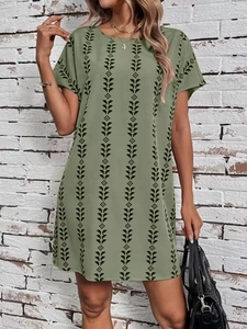 Gros plan sur la robe d'été vert olive avec imprimé géométrique noir et tissu léger